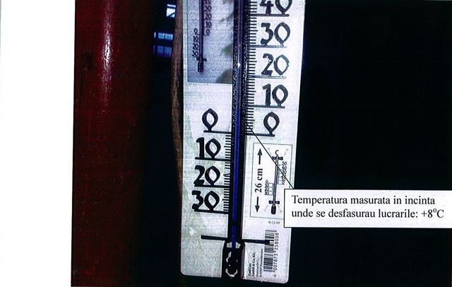 Termometru care indică aproximativ opt grade Celsius pozitive
